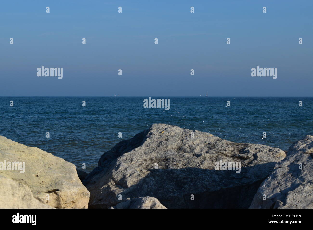 Boat behind rocks hi-res stock photography and images - Alamy