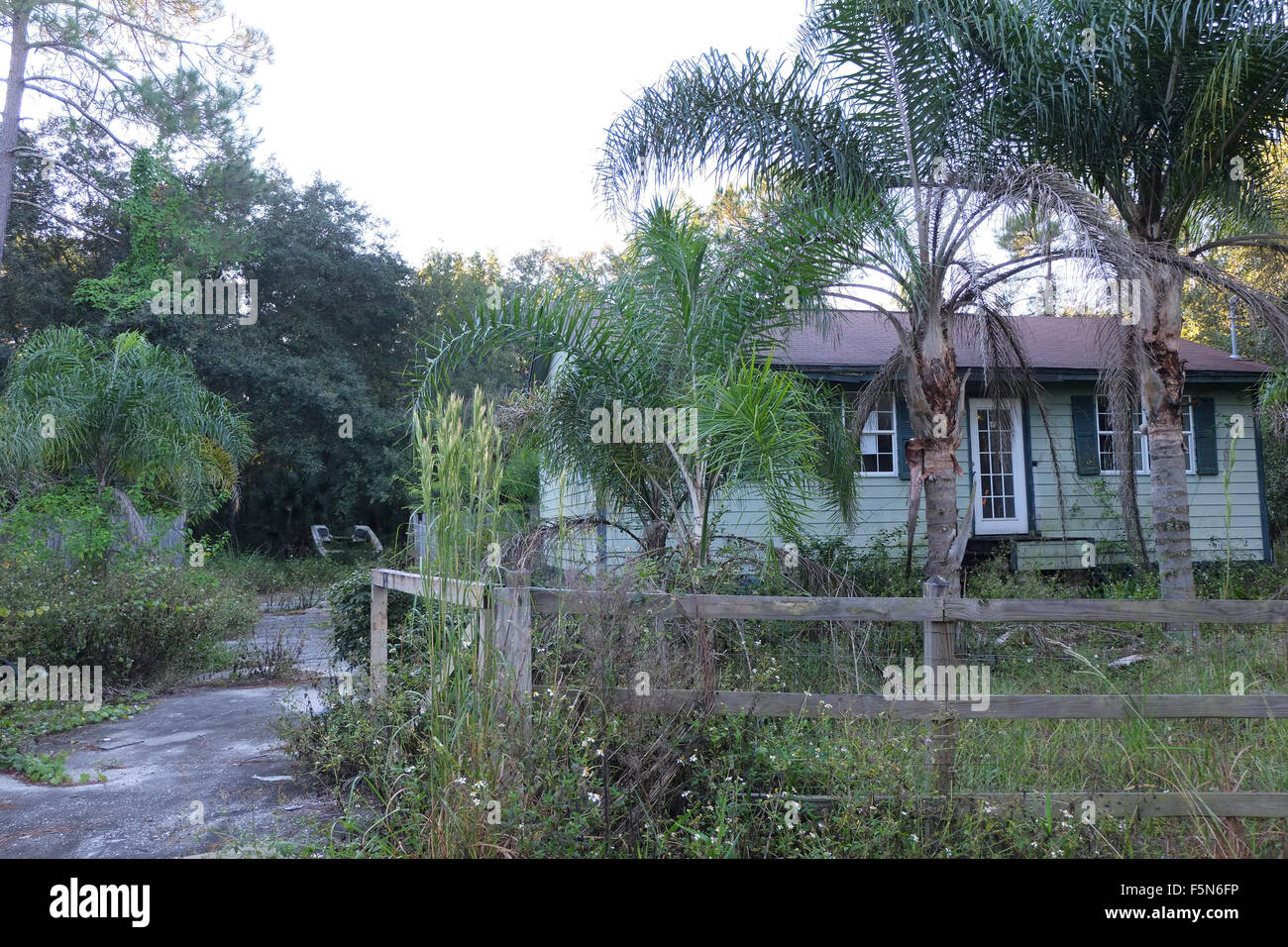 Derelict house for sale hi-res stock photography and images - Alamy