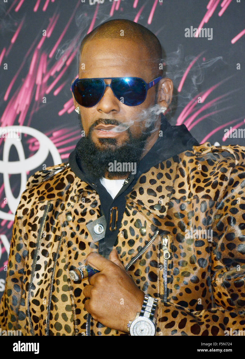 Las Vegas, Nevada, USA. 6th Nov, 2015. Singer R Kelly attends the 2015 Soul  Train Awards at the Orleans Arena on November 6, 2015 in Las Vegas, Nevada.  Credit: Marcel Thomas/ZUMA Wire/Alamy