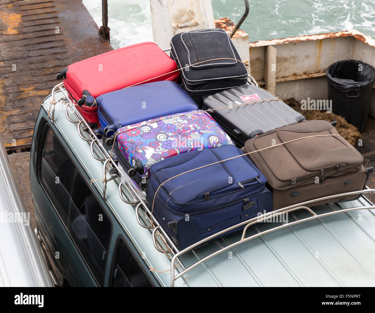Suitcases on the roof of a car Stock Photo - Alamy