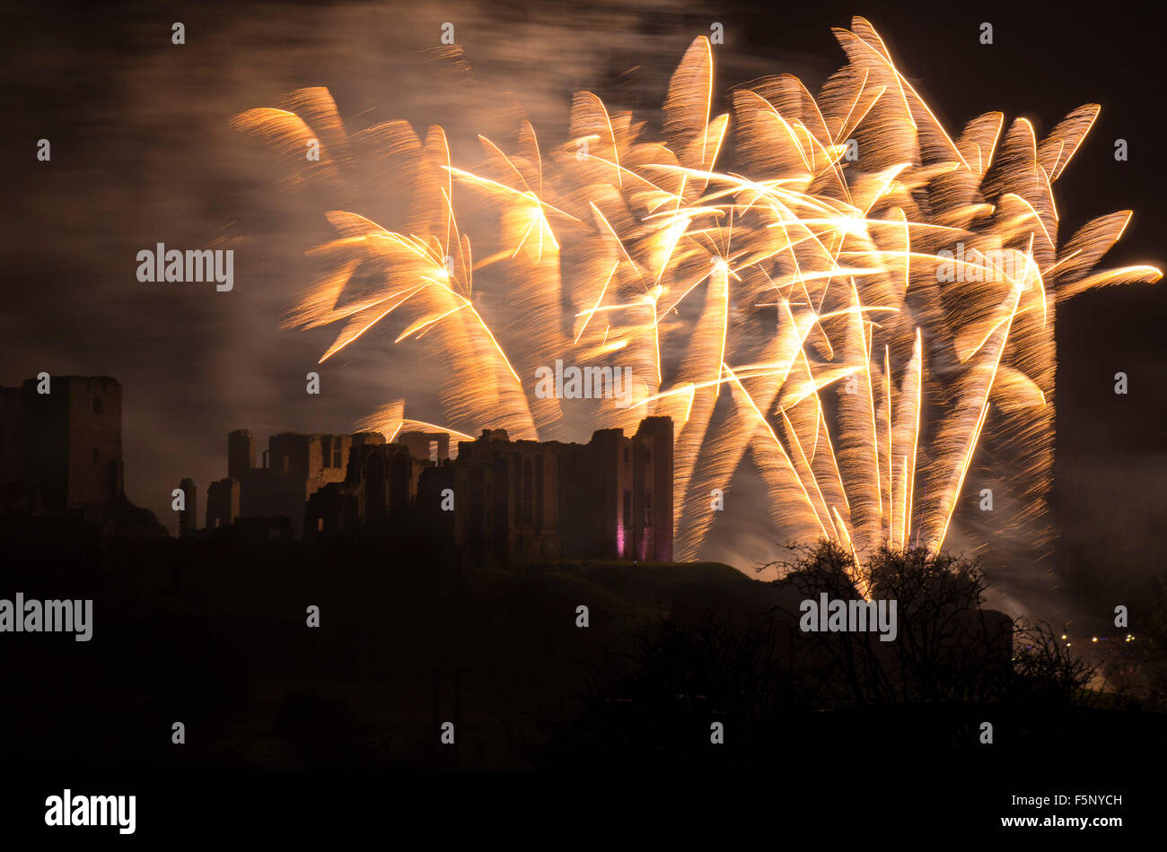 Kenilworth, Warwickshire, UK. 07th Nov, 2015. Kenilworth Castle annual firework display attracts large crowds to watch the display with the historic castle as a backdrop. Credit:  Dan Tucker/17�Թ����� Live News Stock Photo