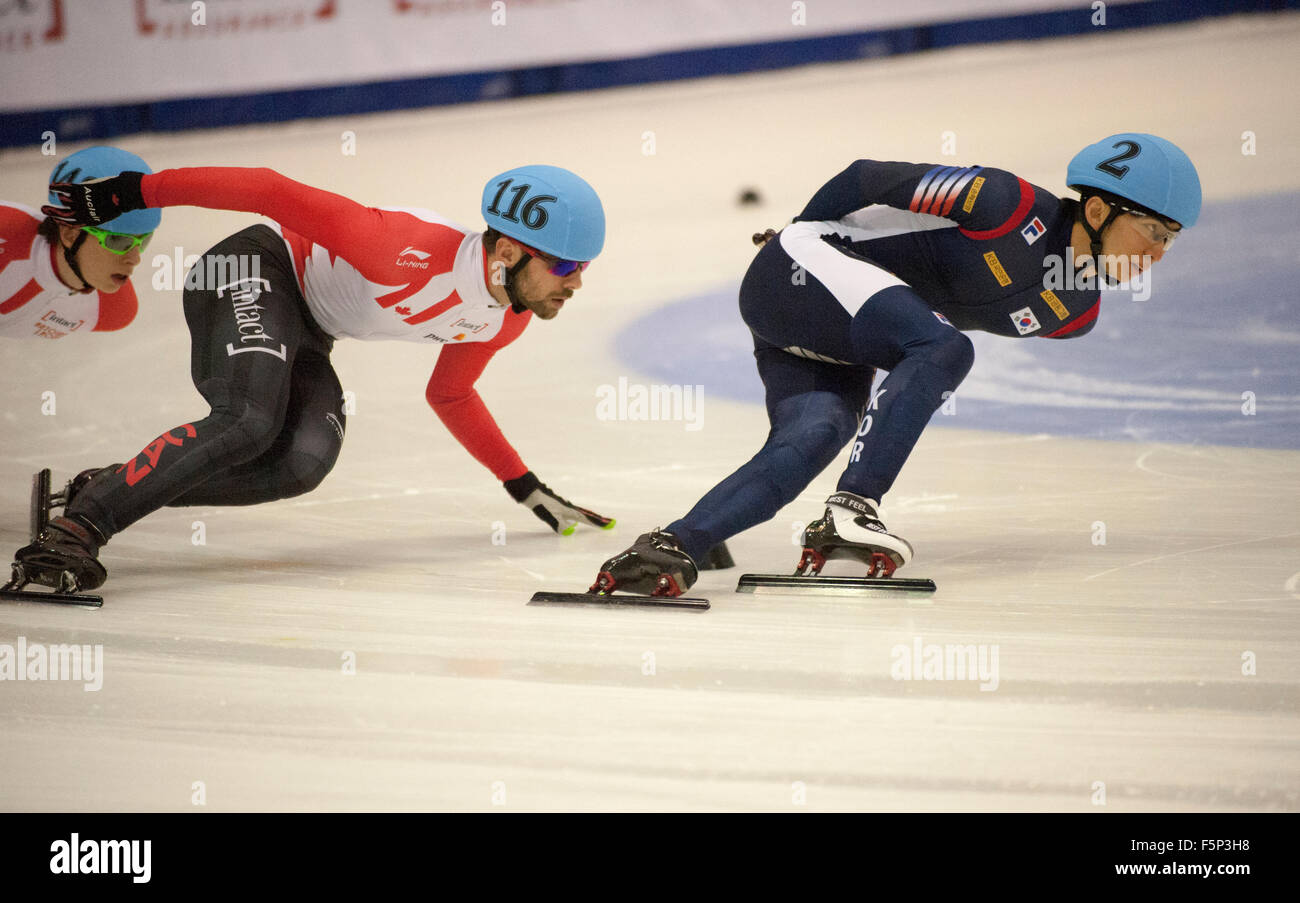 Toronto, Canada. 7 November 2015: ISU World Cup Short Track, Toronto - Se Yeong Park (2) KOR) leads Francois Hamelin (116) (CAN) in the men's 1500m semi-final. Photo: Peter Llewellyn/Alamy Live News Stock Photo