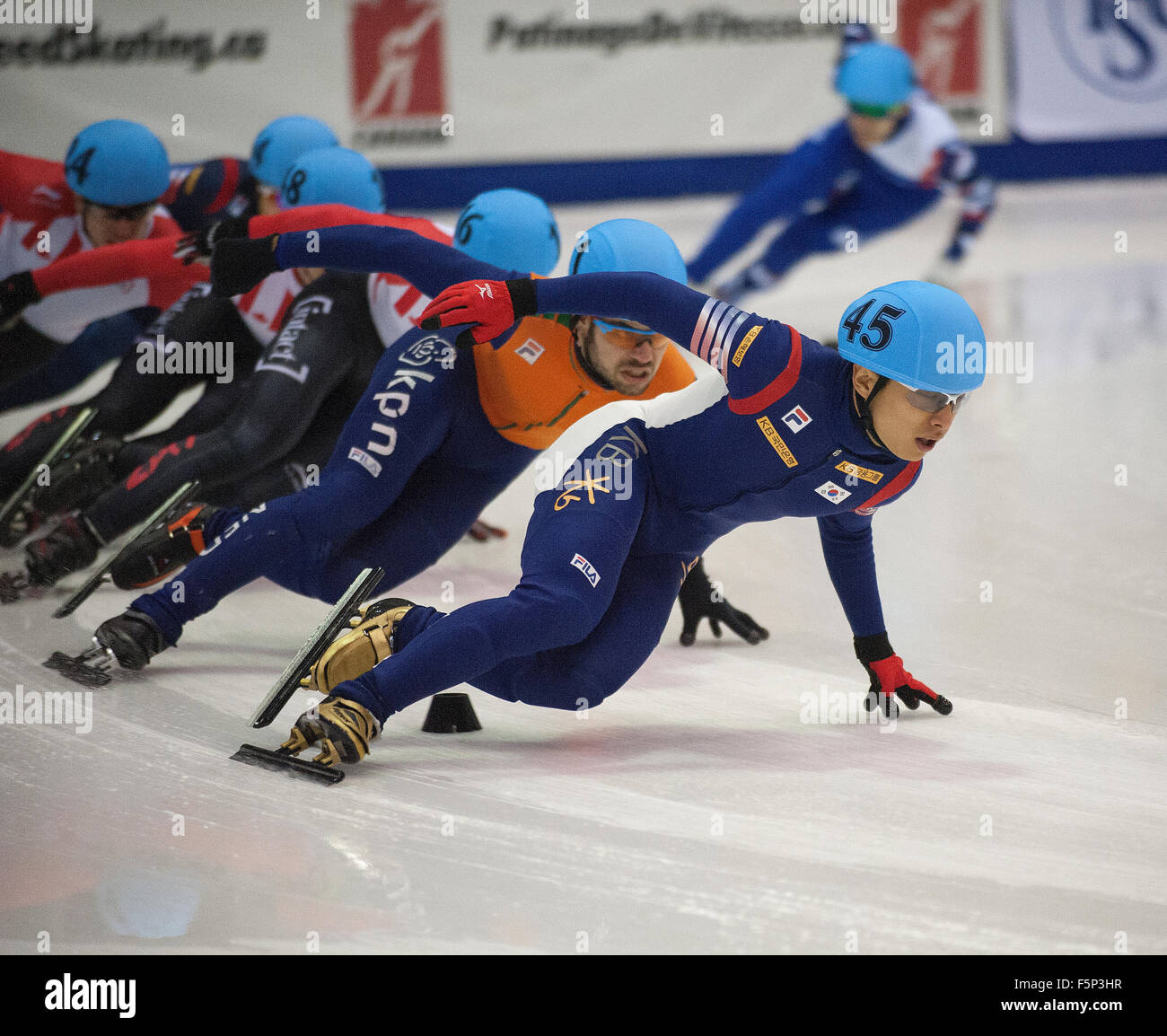Toronto, Canada. 7 November 2015: ISU World Cup Short Track, Toronto - Yoon-Gy Kwak (45) (KOR) on his way to victory in the men's 1500m final. Photo: Peter Llewellyn/Alamy Live News Stock Photo