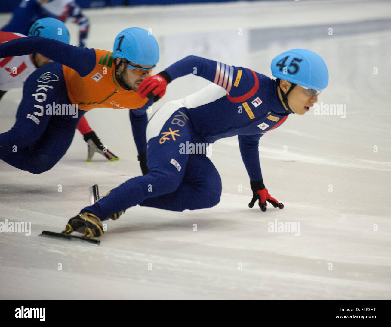 Toronto, Canada. 7 November 2015: ISU World Cup Short Track, Toronto - Yoon-Gy Kwak (45) (KOR) leads Sjinkie Knelt (1) NED) on his way to victory in the men's 1500m final. Photo: Peter Llewellyn/Alamy Live News Stock Photo