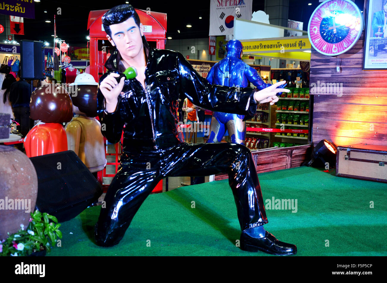 Uomo in Elvis Presley costume di stare vicino al Red Mini Cooper e pronto  per snapshot con i turisti, Las Vegas Nevada USA Foto stock - Alamy