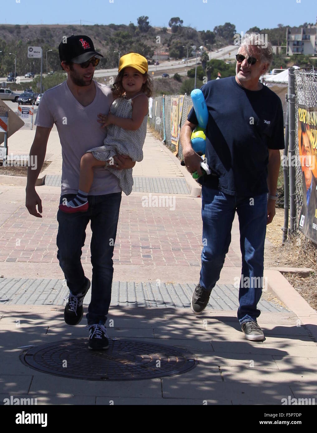 'Big Bang Theory' star Simon Helberg carries his daughter in his arms
