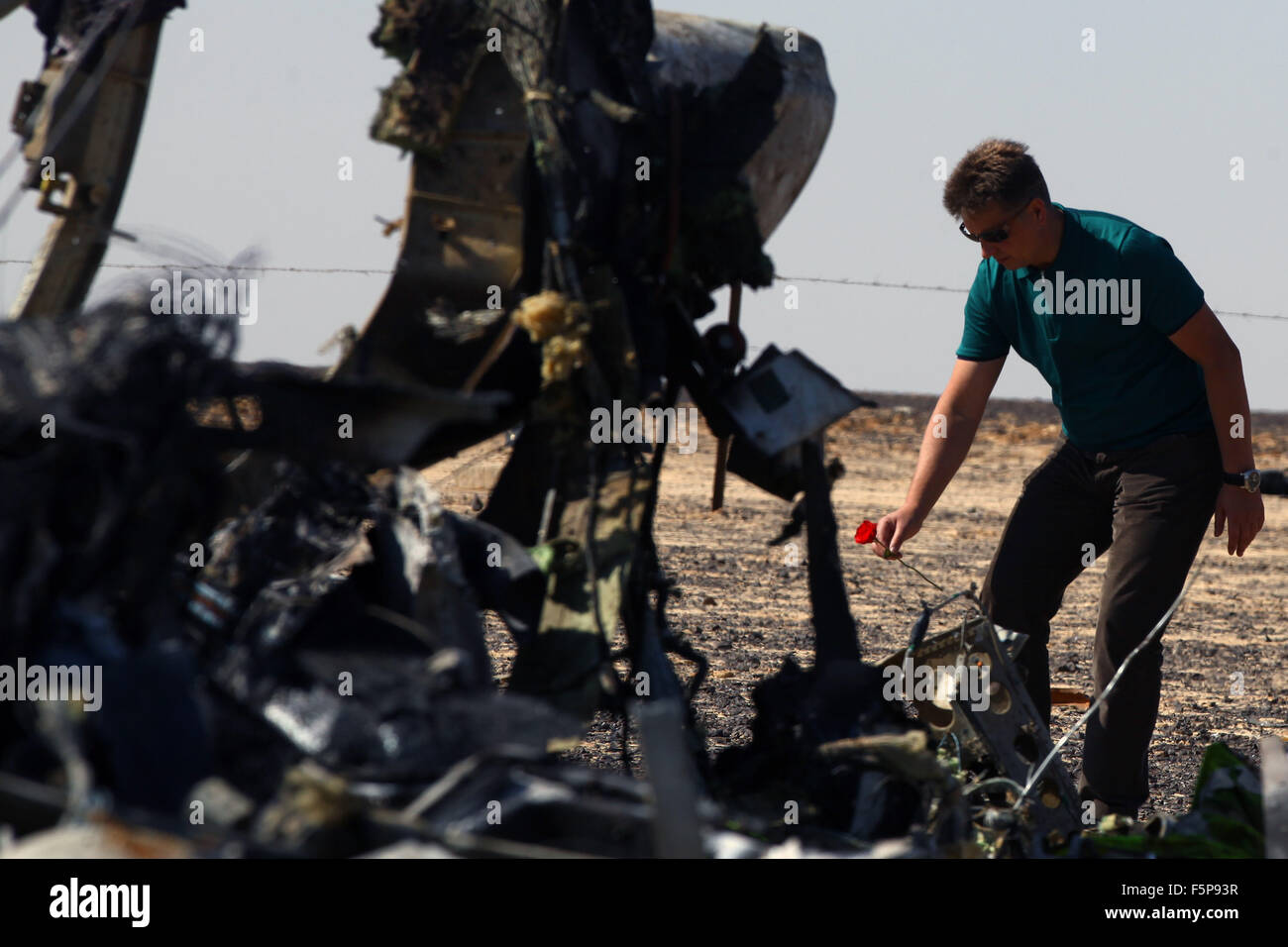 Beijing, Egypt. 1st Nov, 2015. Russian Transport Minister Maxim Sokolov lays a flower at the crash site of a Russian passenger airplane which crashed at the Hassana area in Arish city, north Egypt, on Nov. 1, 2015. © Ahmed Gomaa/Xinhua/Alamy Live News Stock Photo