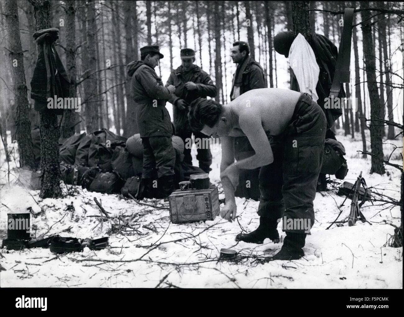 1960 - Snow instead of water As there are no water-pipes in a forest this soldier washed his face with snow and then he went refreshed to the NATO-manoeuvre Winterschild ¬. Keystone Munich 5-2-1960 © Keystone Pictures USA/ZUMAPRESS.com/Alamy Live News Stock Photo
