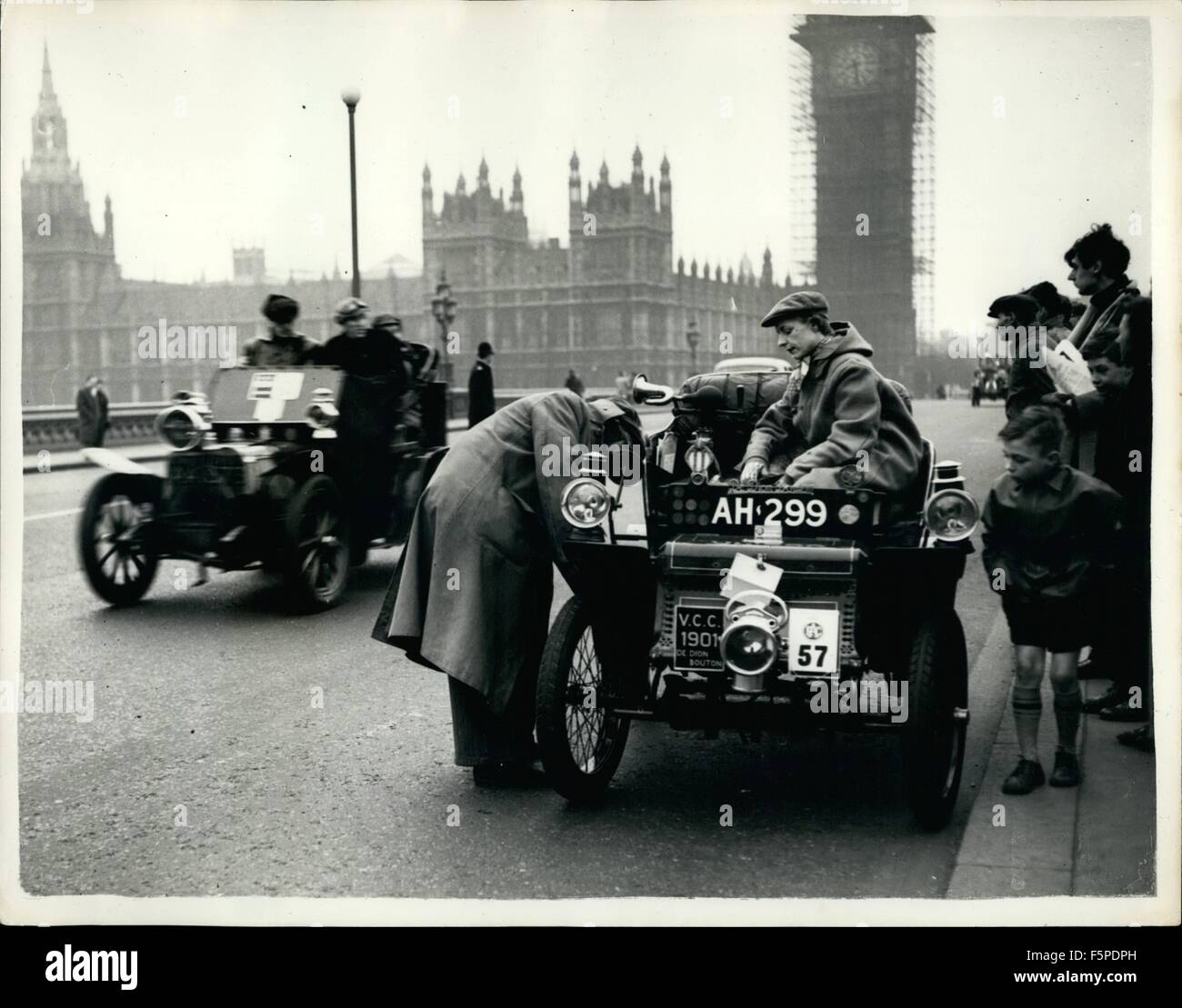 1954 - Annual Veteran Car Run To Brighton: The annual Veteran Car Run from London to Brighton, organised by the Royal Automobile Club, started this morning from Hyde Park. Photo Shows:- Mr and Mrs. Reynolds, in a 1901 De Dion Bouton - had a spot of trouble on Westminster Bridge. The car was entered by P.J Wellingham. © Keystone Pictures USA/ZUMAPRESS.com/Alamy Live News Stock Photo