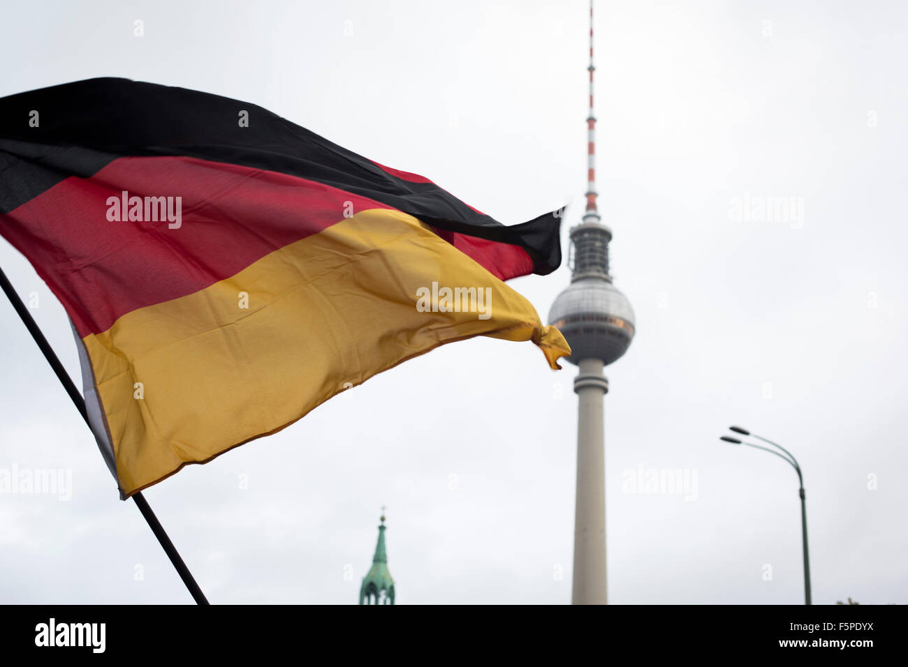 Pegida segelt unter AfD-Flagge