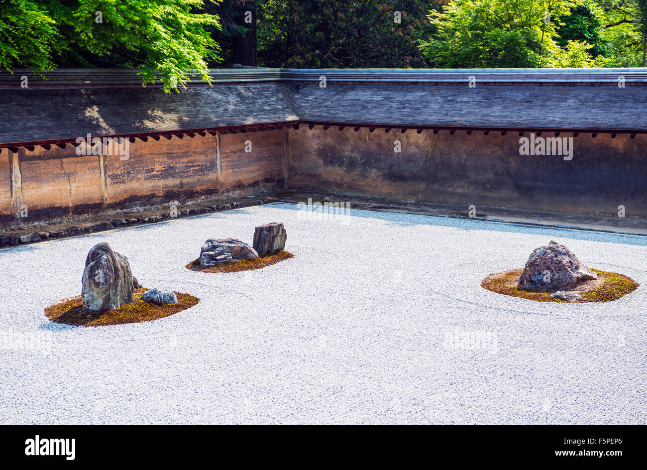 The rockgarden, sekitei, at Ryōan-ji Temple in Kyoto Japan Stock Photo