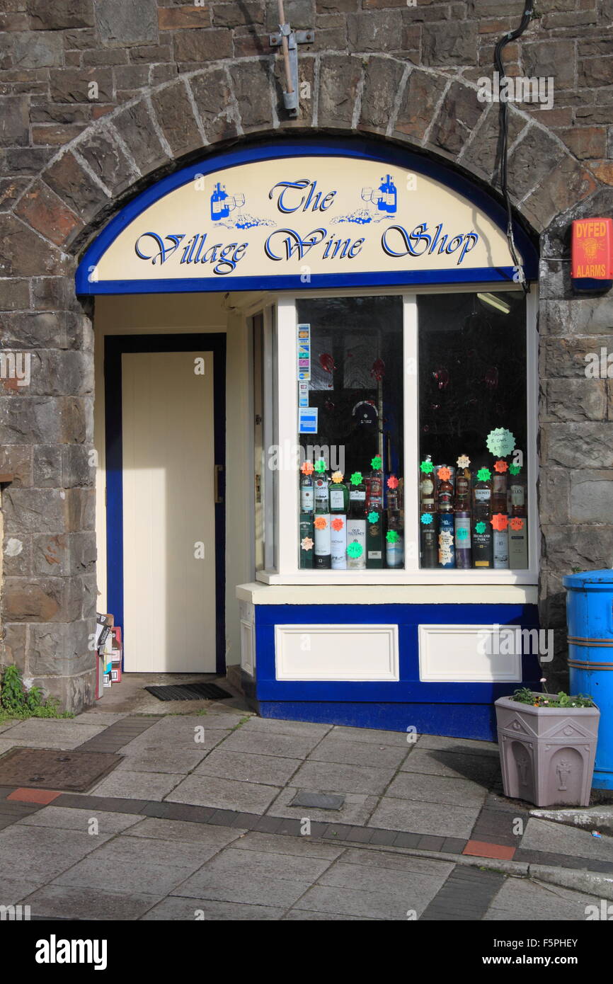 Village Wine Shop, High Street, Saundersfoot, Pembrokeshire, Dyfed, Wales, Great Britain, United Kingdom, UK, Europe Stock Photo