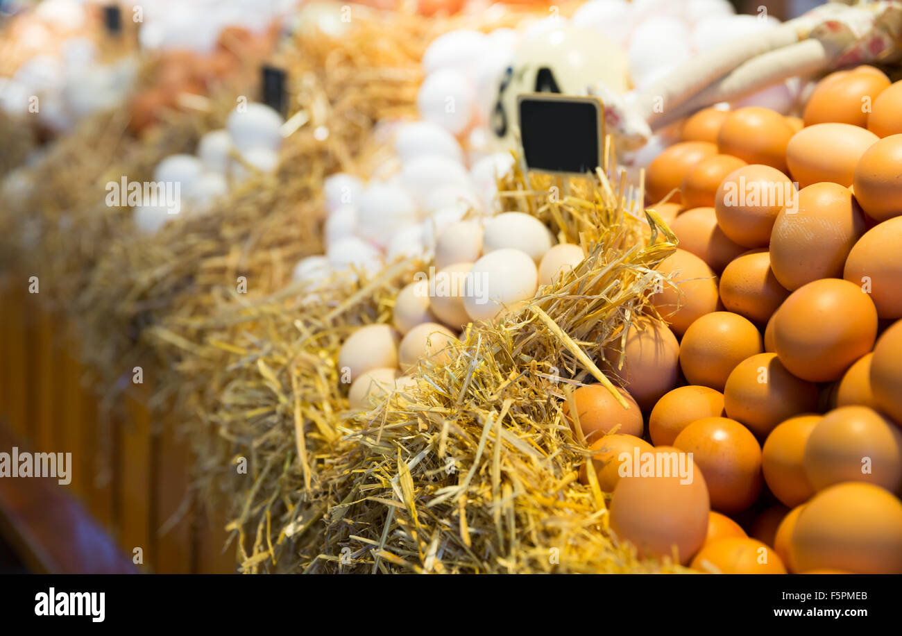 Fresh farm eggs on a straw in market Stock Photo - Alamy