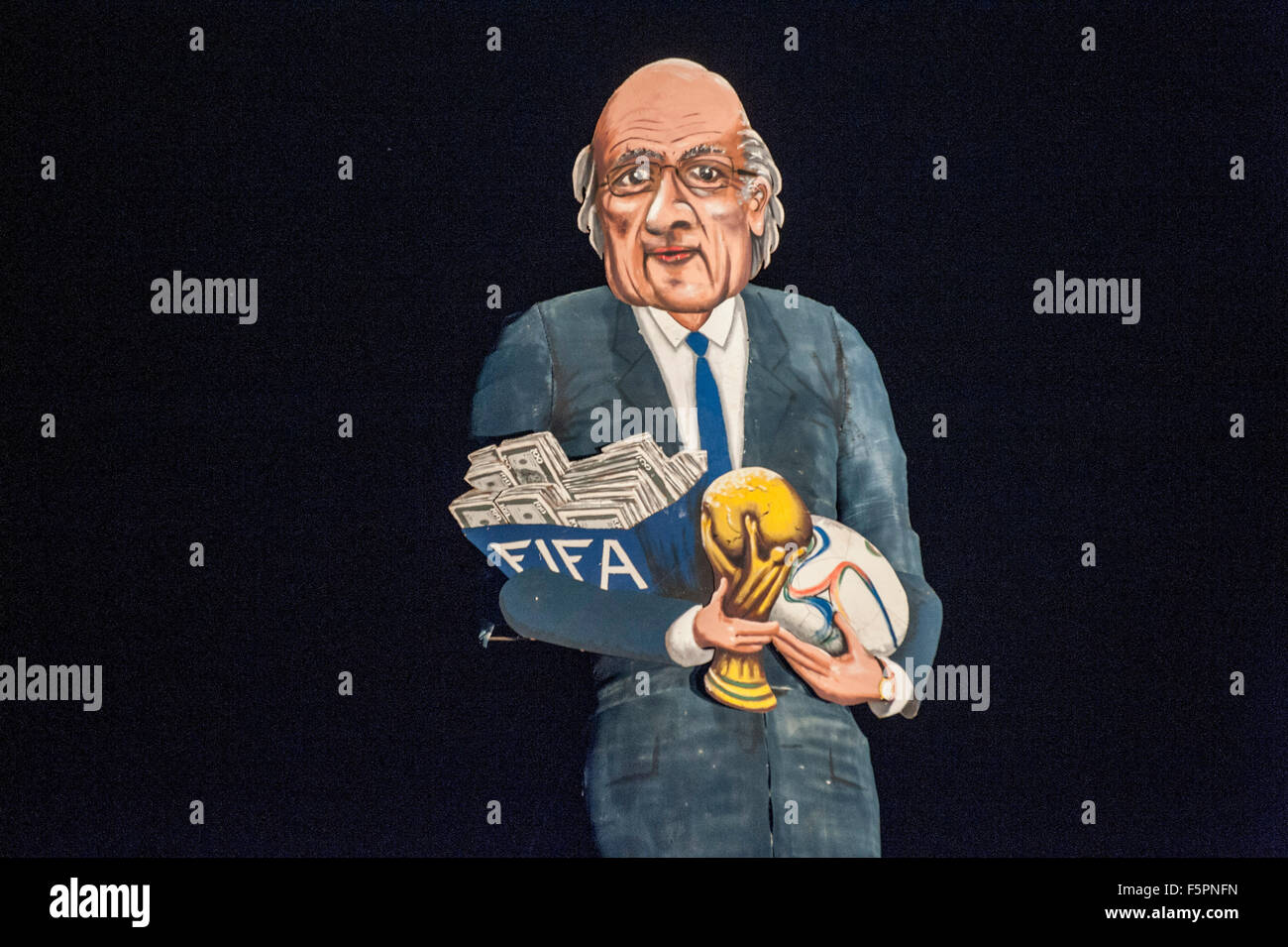 Edenbridge, Kent UK. 7th November 2015. Effigy of disgraced FIFA president Joseph 'Sepp' Blatter before and after burning. Sepp Stock Photo