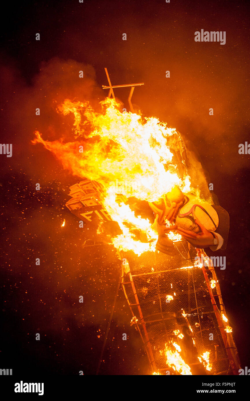 Edenbridge, Kent UK. 7th November 2015. Effigy of disgraced FIFA president Joseph 'Sepp' Blatter before and after burning. Sepp Stock Photo