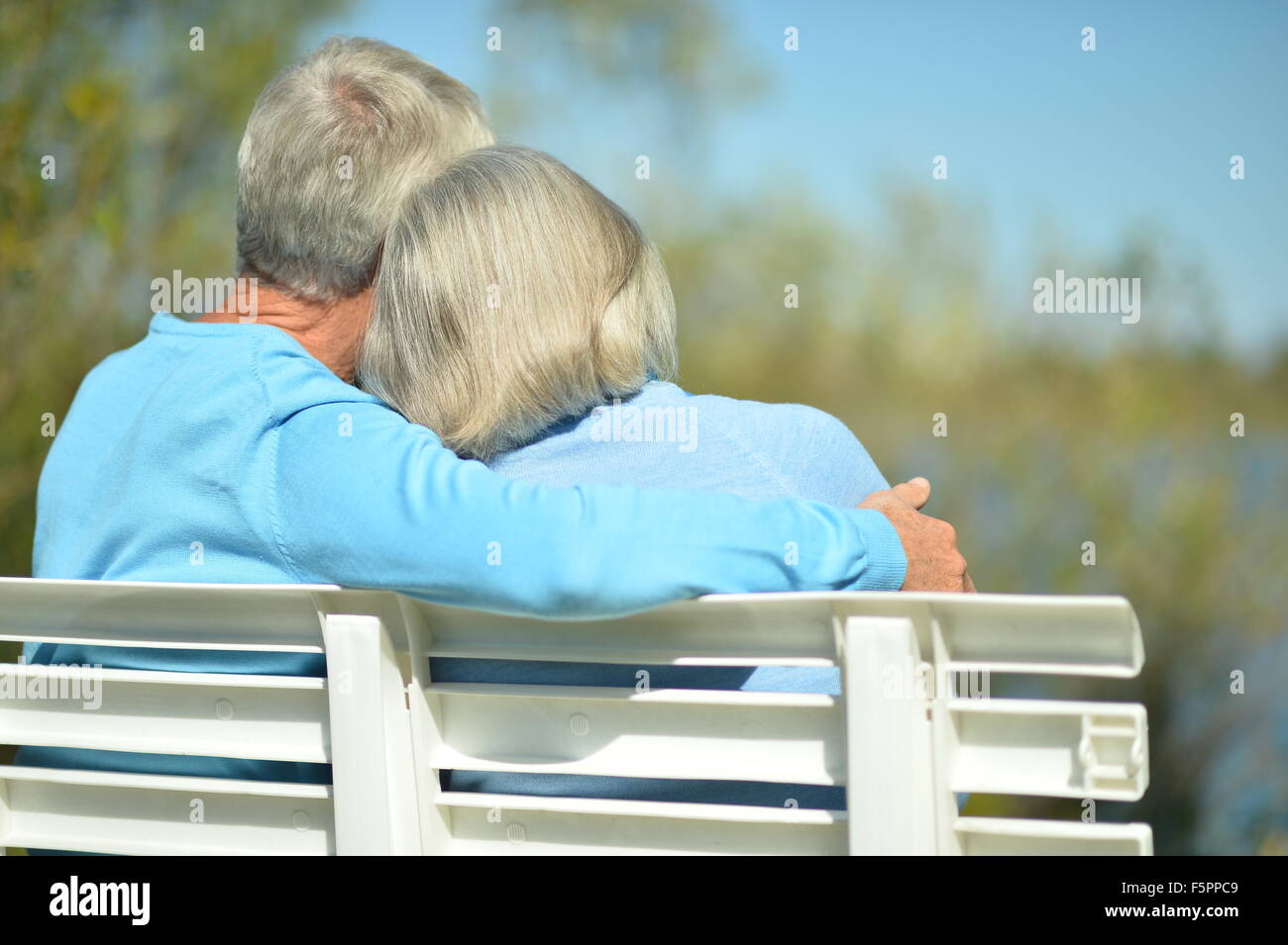 senior couple sitting on bench Stock Photo - Alamy