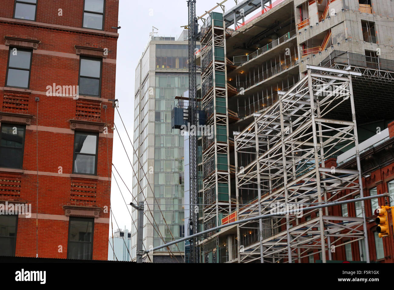 Construction scaffolding in New York City Stock Photo Alamy