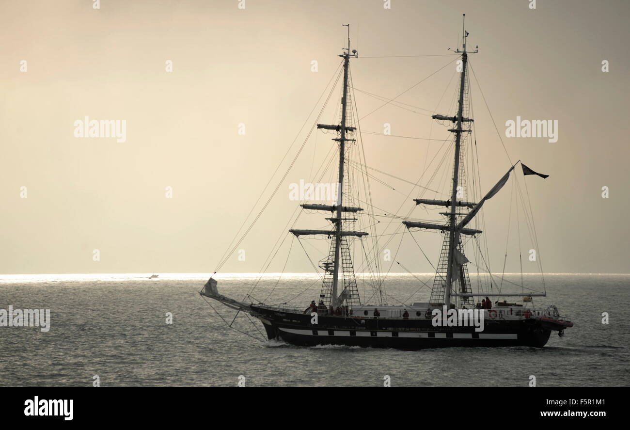 AJAXNETPHOTO. 03 NOVEMBER, 2015. PORTSMOUTH, ENGLAND. - TRAINING SHIP DEPARTS - THE SEA CADET TRAINING SHIP TS ROYALIST HEADS OUT INTO AN AUTUMNAL SEA MIST.  PHOTO:TONY HOLLAND/AJAX  REF:DTH150311 39812 Stock Photo