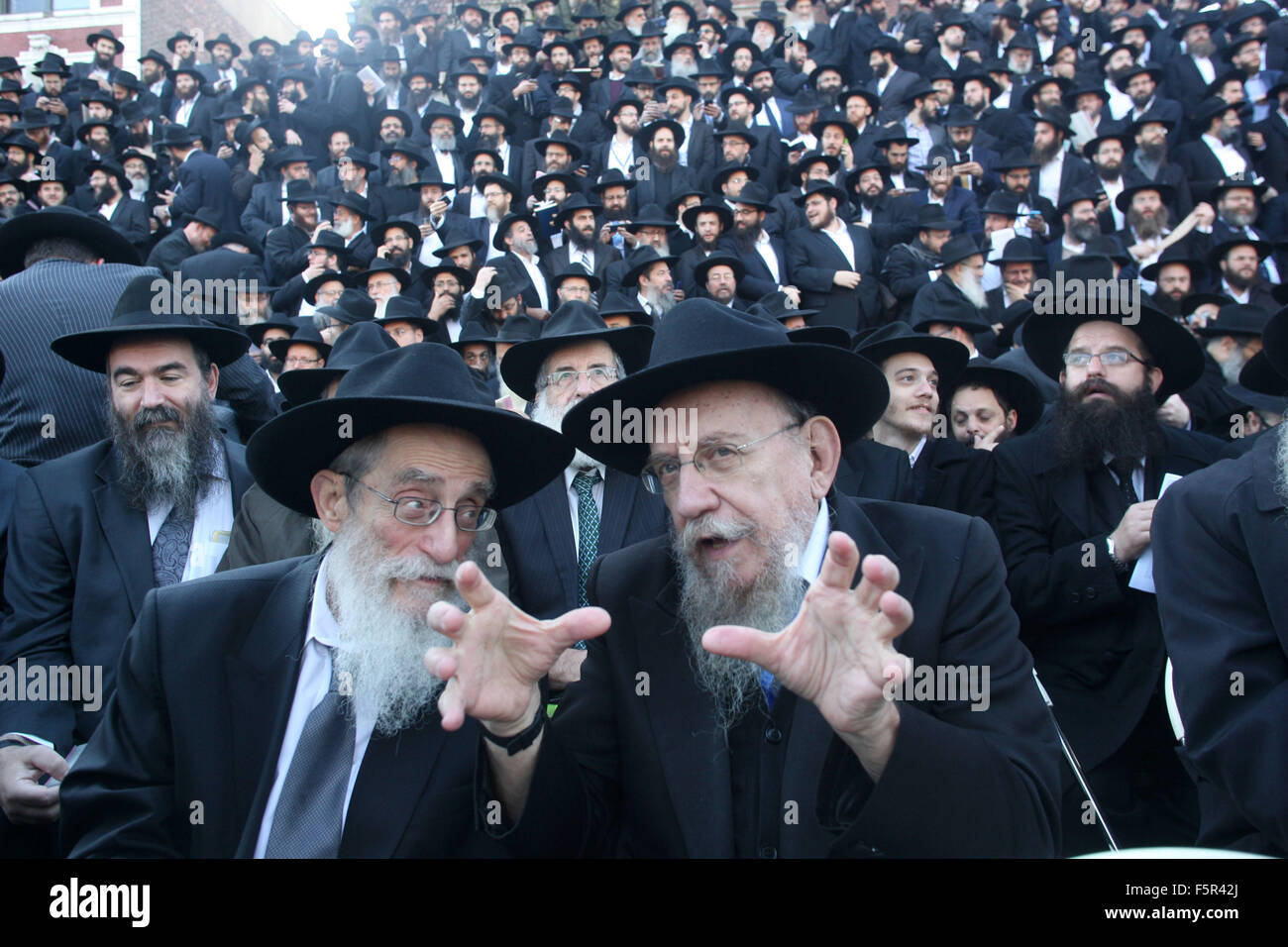 New York, New York, USA. 8th Nov, 2015. Rabbis are seen among a sea of black hats as they pose for a group photo in front of Chabad-Lubavitch world headquarters in Brooklyn borough of New York Sunday November 8, 2015 They are among 4,400 rabbis from around the world who are in New York for the International Conference of Chabad-Lubavitch Emissaries, an annual event aimed at reviving jewish awareness and practice around the world. Credit:  Bruce Cotler/Globe Photos/ZUMA Wire/Alamy Live News Stock Photo