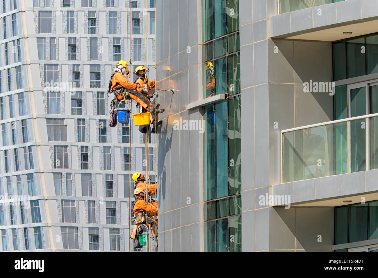 Rope access window cleaning hires stock photography and images Alamy