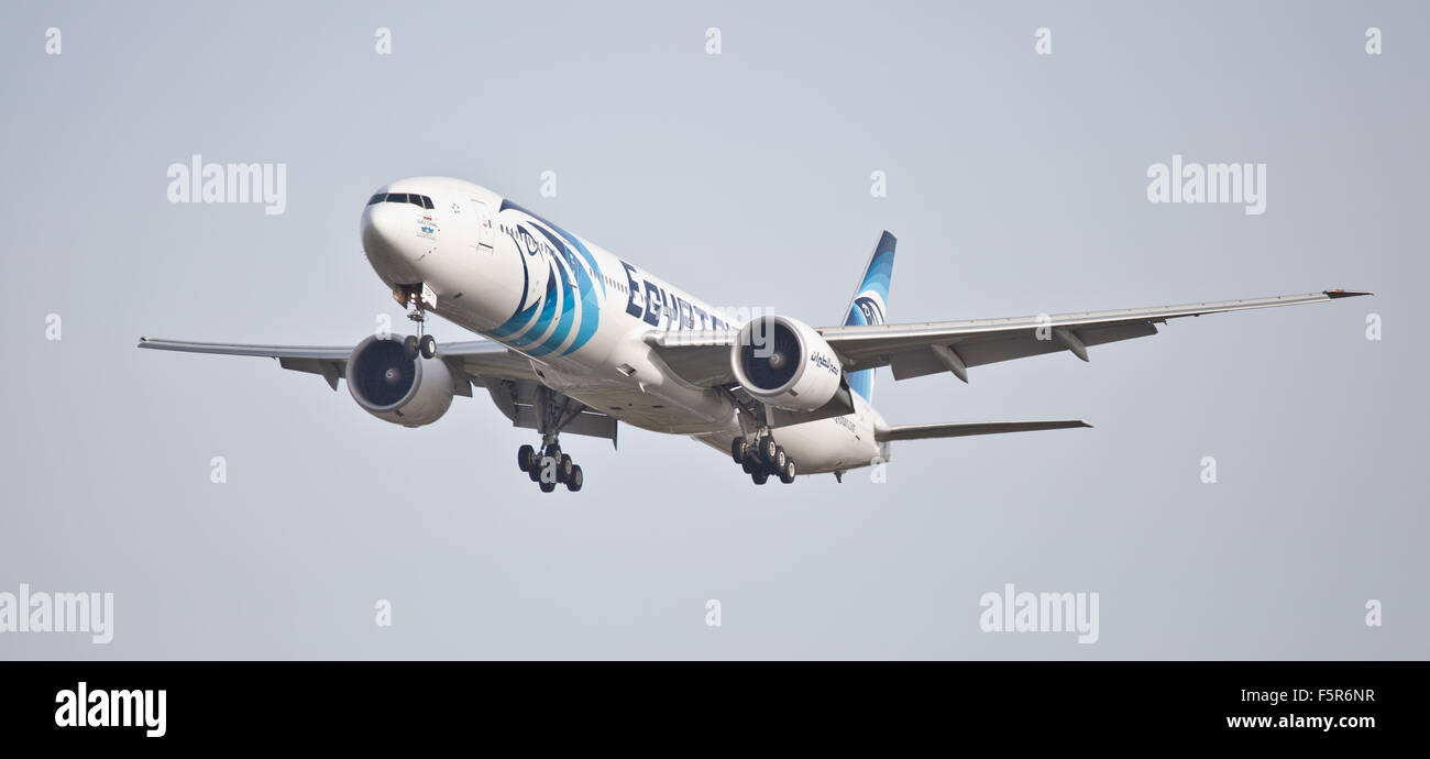 EgyptAir Boeing 777 SU-GDR coming into land at London Heathrow Airport LHR Stock Photo