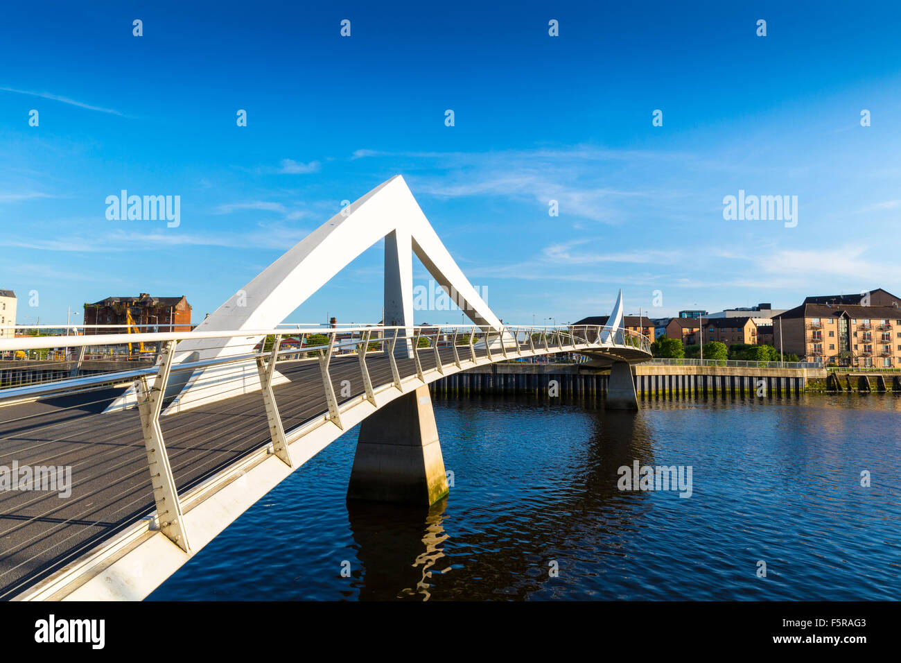 The Tradeston Bridge (Tredstoun) known as the squiggly bridge, a pedestrian bridge across the River Clyde in Glasgow, Scotland Stock Photo