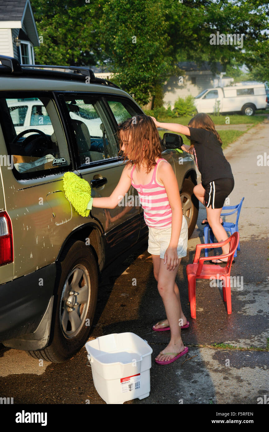 young-teen-girls-washing-cars-large-nude-pop-art