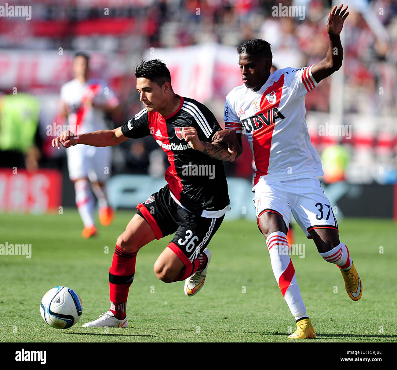 Buenos Aires, Argentina. 8th Nov, 2015. River Plate's Abel Casquete Rodriguez (R) vies the ball with Franco Escobar of Newell's Old Boys during the match of the Argentine First Division Tournament, held at Monumental Antonio Vespucio Liberti stadium, in Buenos Aires city, capital of Argentina, on Nov. 8, 2015. Newell's Old Boys won 2-0. Credit:  Maximiliano Luna/TELAM/Xinhua/Alamy Live News Stock Photo