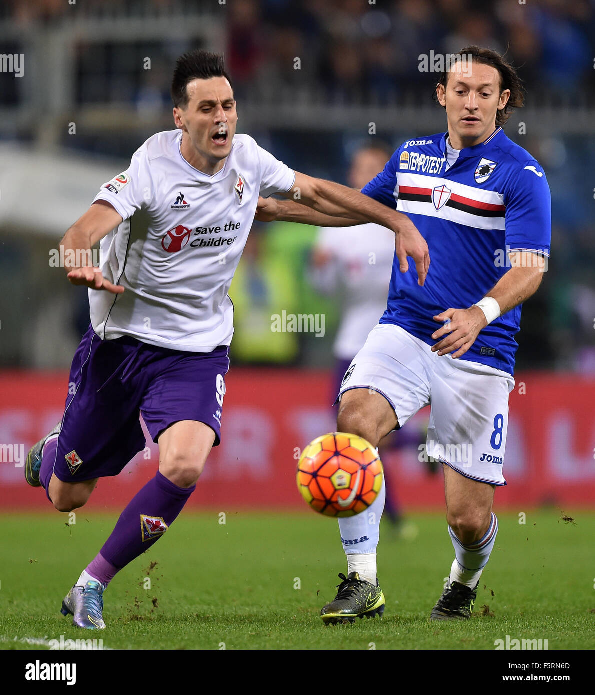Genova, Italy. 8th Nov, 2015. Nikola Kalinic (L) of Fiorentina vies with  Edgar Barreto of Sampdoria during the 2015-16 Italian Serie A football  match in Genova, Italy, on Nov. 8, 2015. Fiorentina