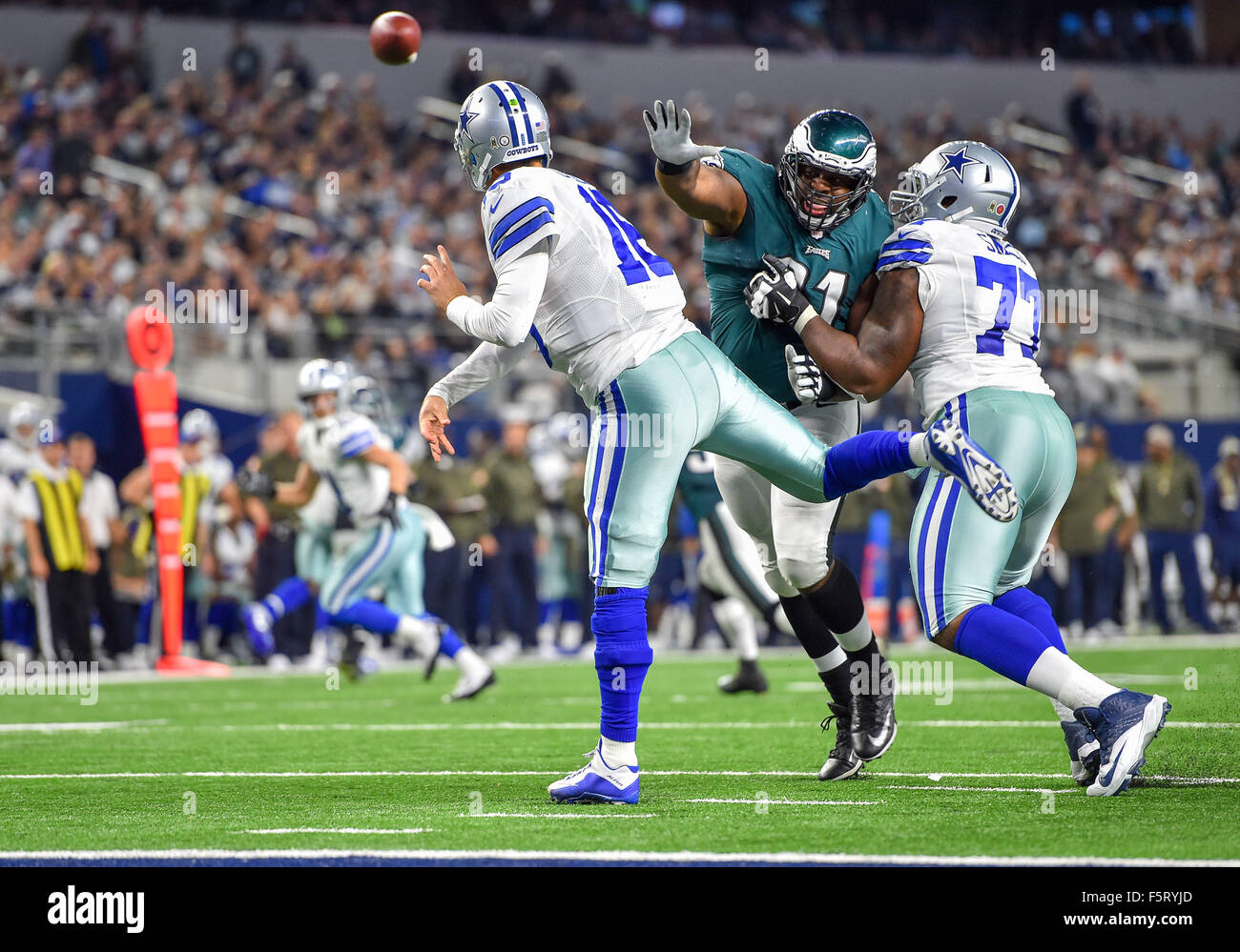 November 08th, 2015.Dallas Cowboys quarterback Matt Cassel (16) passes