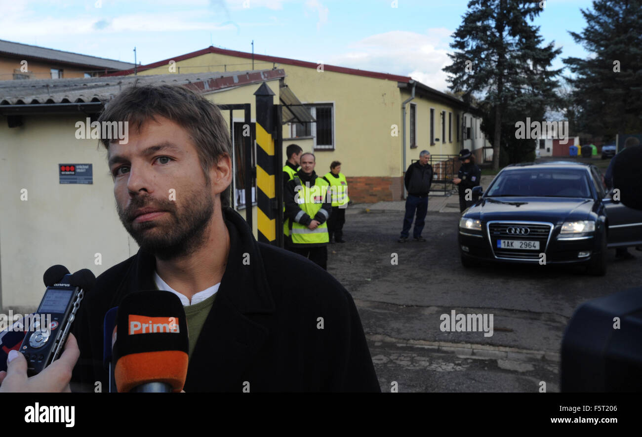 Drahonice, Czech Republic. 07th Nov, 2015. Czech Justice Minister Robert Pelikan, left, (ANO) is satisfied with the living conditions in the detention facility for migrants in Drahonice, he said after visiting the facility in Drahonice, Czech Republic, November 7, 2015. © Libor Zavoral/CTK Photo/Alamy Live News Stock Photo