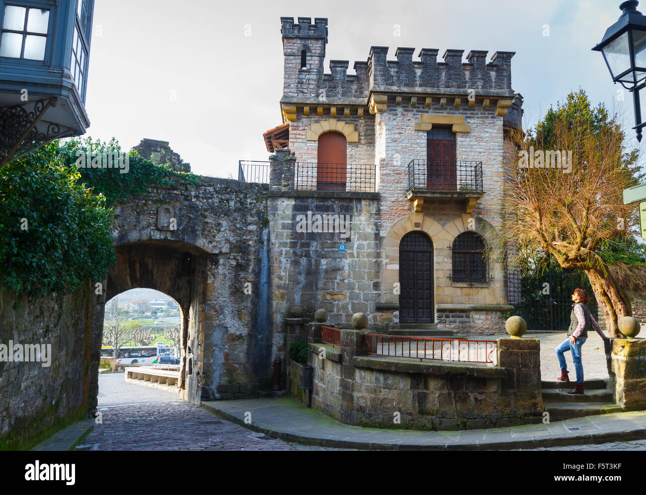Arch (Santa Maria Gate) and Nagusi street. Hondarribia. Guipuzkoa, Basque Country, Spain, Europe. Stock Photo