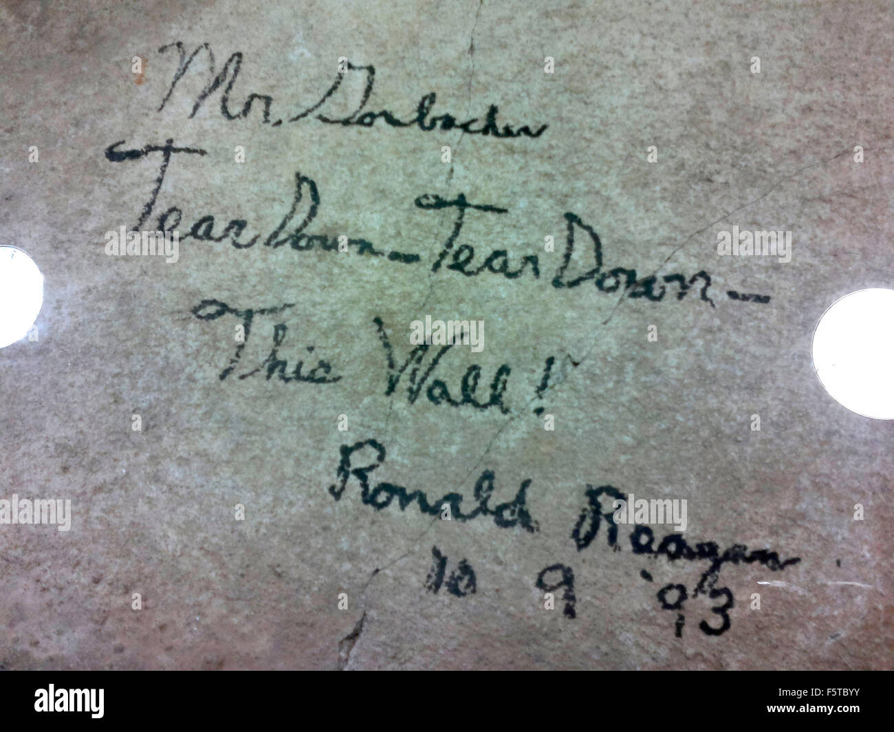 'Mr Gorbachev - Tear Down This Wall!' Inschrift mit der Signatur des ehemaligen US-Praesidenten Ronald Reagan, Kulturkaufhaus Du Stock Photo