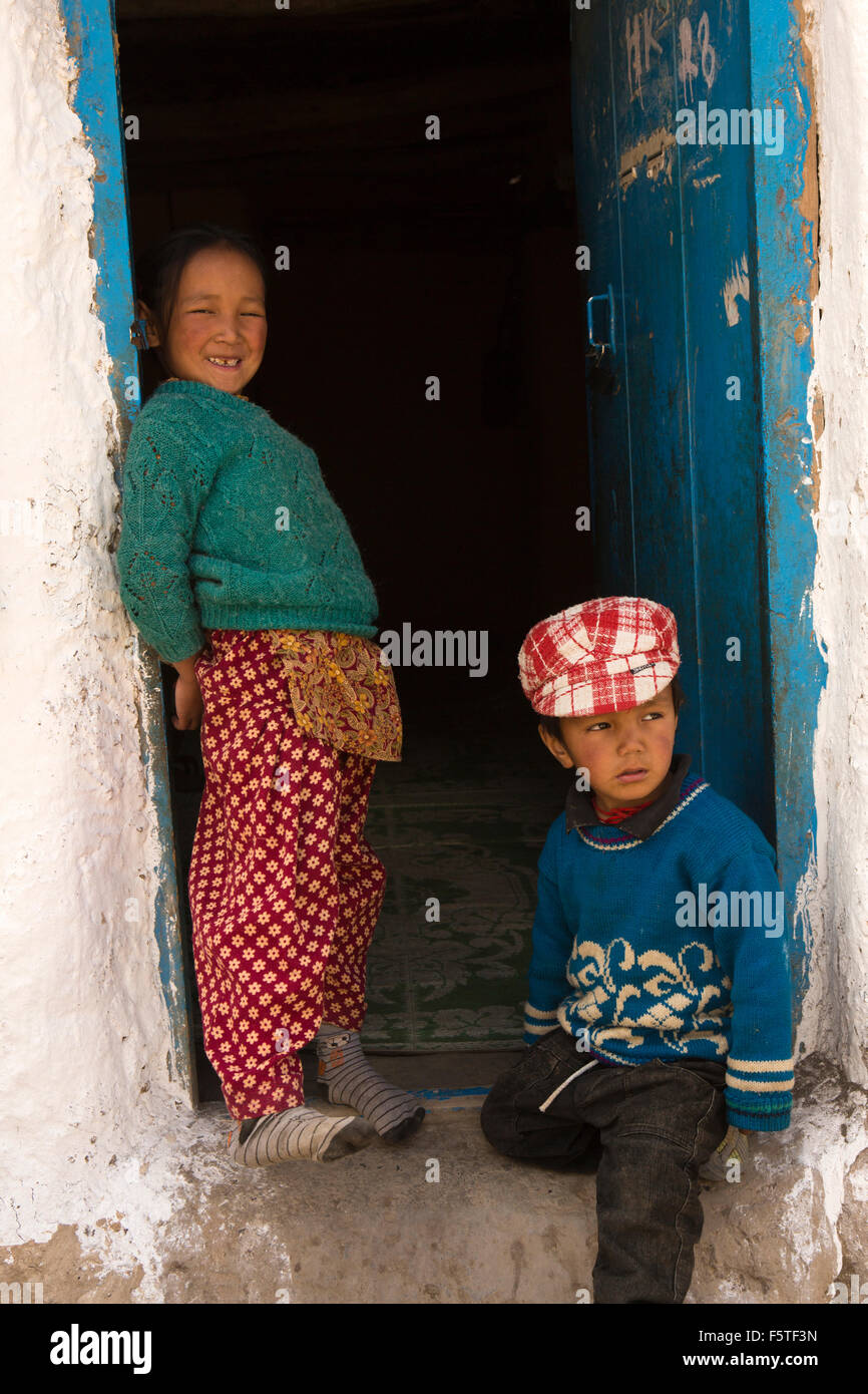 India, Himachal Pradesh, Spiti, Hikkim, World’s Highest Post Office, 4440m elevation, children in doorway Stock Photo