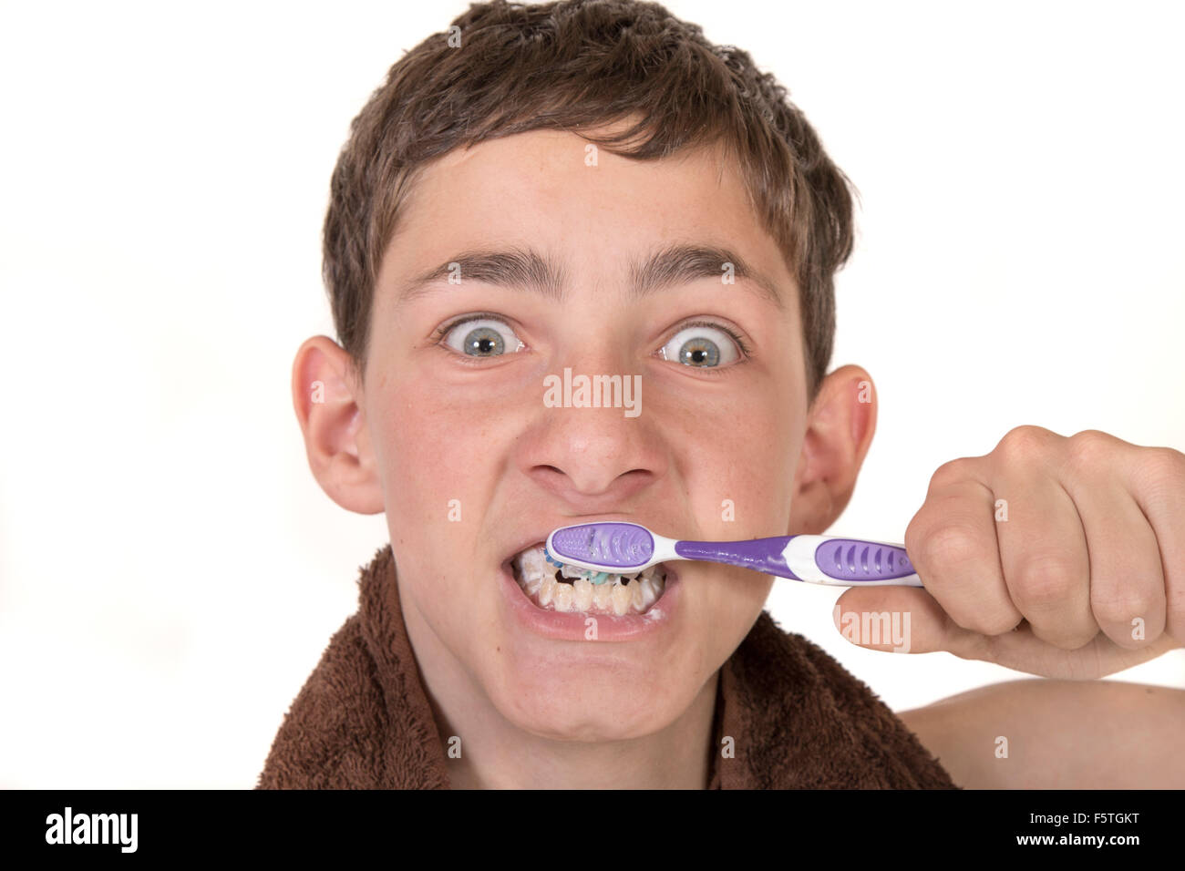 мальчик который не чистил зубы. Photo for clean toothbrush men. Child brush teeth. мальчик чистит зубы маленький. подросток чистит зубы.