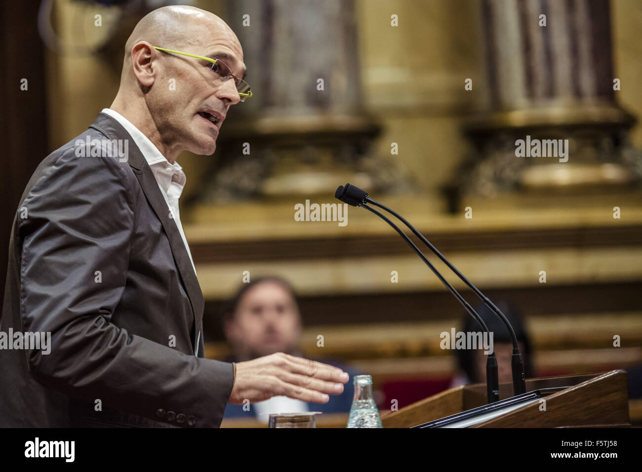 Barcelona, Catalonia, Spain. 9th Nov, 2015. RAUL ROMEVA, delegate of 'Juntes pel Si' (together for the yes) speaks during the plenary session to vote a resolution to start the process of independence in the Catalan parliament. © Matthias Oesterle/ZUMA Wire/Alamy Live News Stock Photo