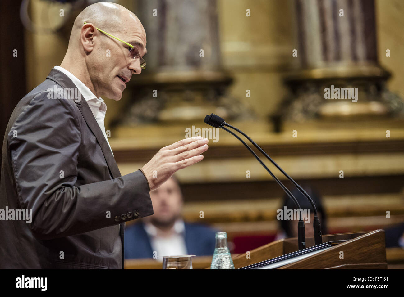 Barcelona, Catalonia, Spain. 9th Nov, 2015. RAUL ROMEVA, delegate of 'Juntes pel Si' (together for the yes) speaks during the plenary session to vote a resolution to start the process of independence in the Catalan parliament. © Matthias Oesterle/ZUMA Wire/Alamy Live News Stock Photo