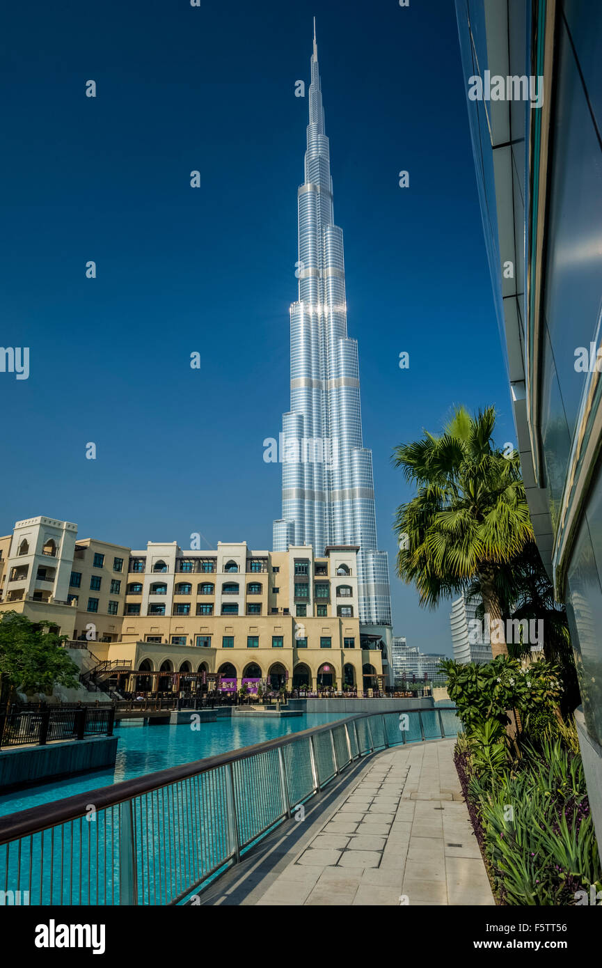 Dubai city landscape, the Burj Al Khalifa Tower Stock Photo - Alamy, image size:865x1390