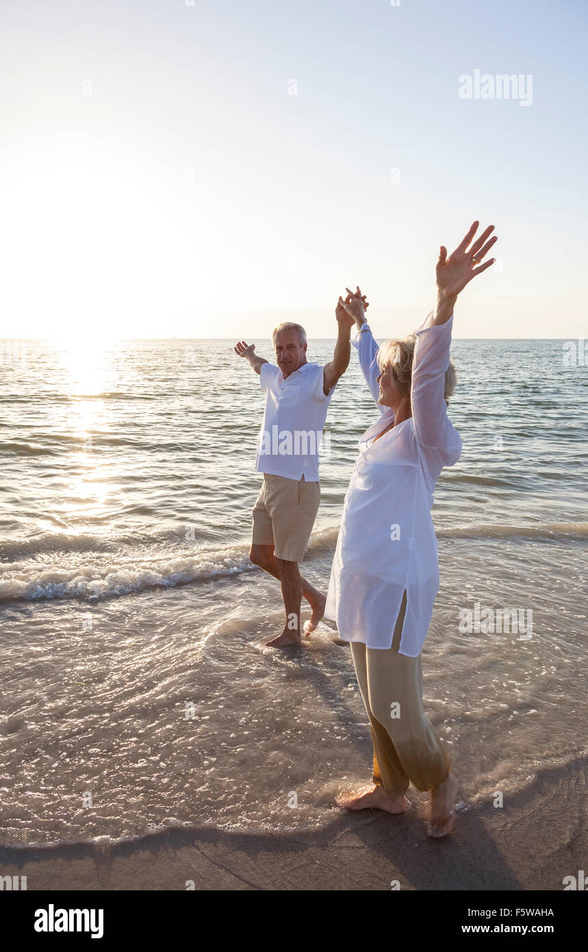 Silhouettes loving couple hi-res stock photography and images - Alamy