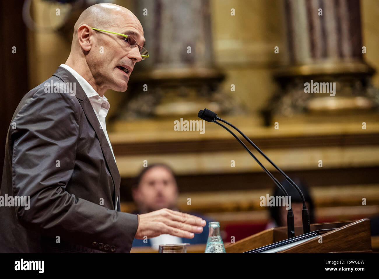 November 09th, 2015. Barcelona, Spain: RAUL ROMEVA, delegate of 'Juntes pel Si' (together for the yes) speaks during the plenary session to vote a resolution to start the process of independence in the Catalan parliament. Credit:  matthi/Alamy Live News Stock Photo