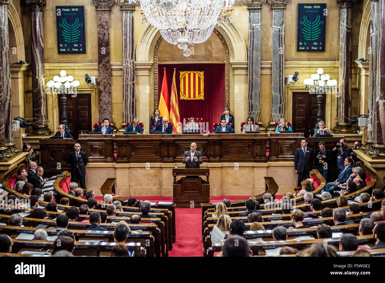 November 09th, 2015. Barcelona, Spain: RAUL ROMEVA, delegate of 'Juntes pel Si' (together for the yes) speaks during the plenary session to vote a resolution to start the process of independence in the Catalan parliament. Credit:  matthi/Alamy Live News Stock Photo