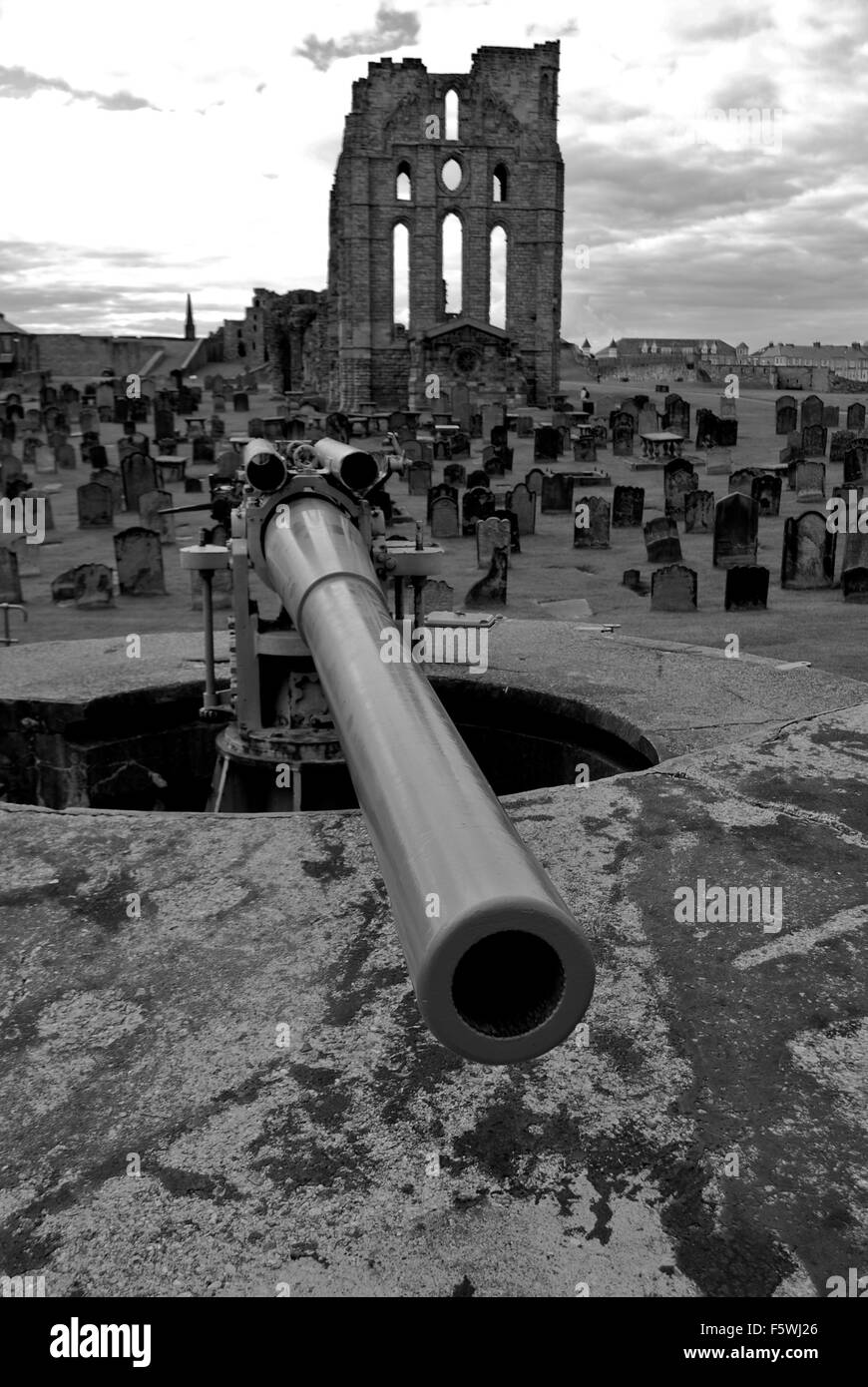 World War 2 Cannon at Tynemouth Castle and Priory, near Newcastle. Stock Photo