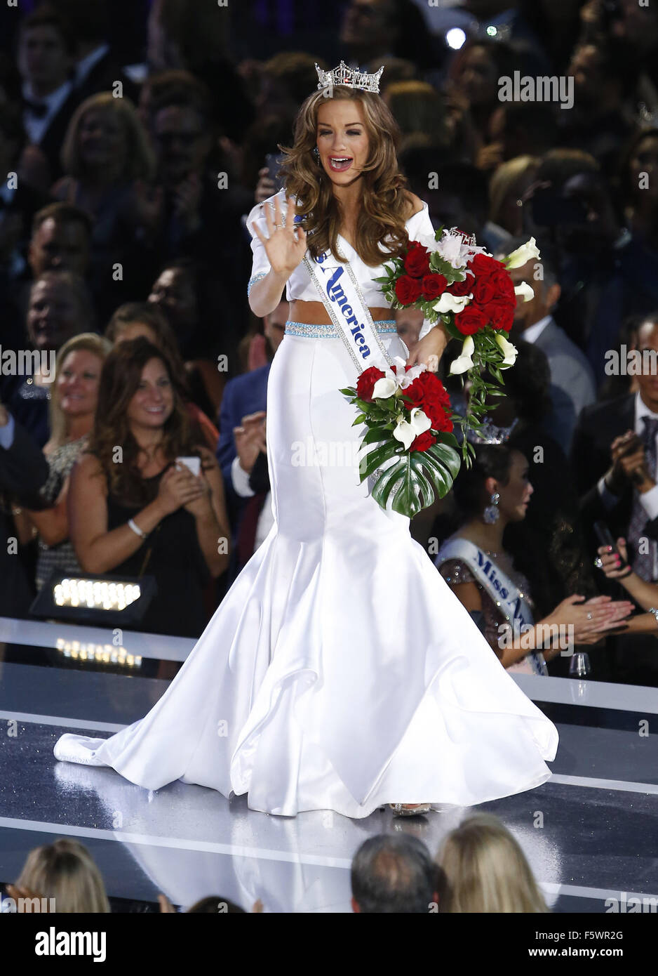 Miss Betty Cantrell Crowned 2016 Miss America at Boardwalk(01)