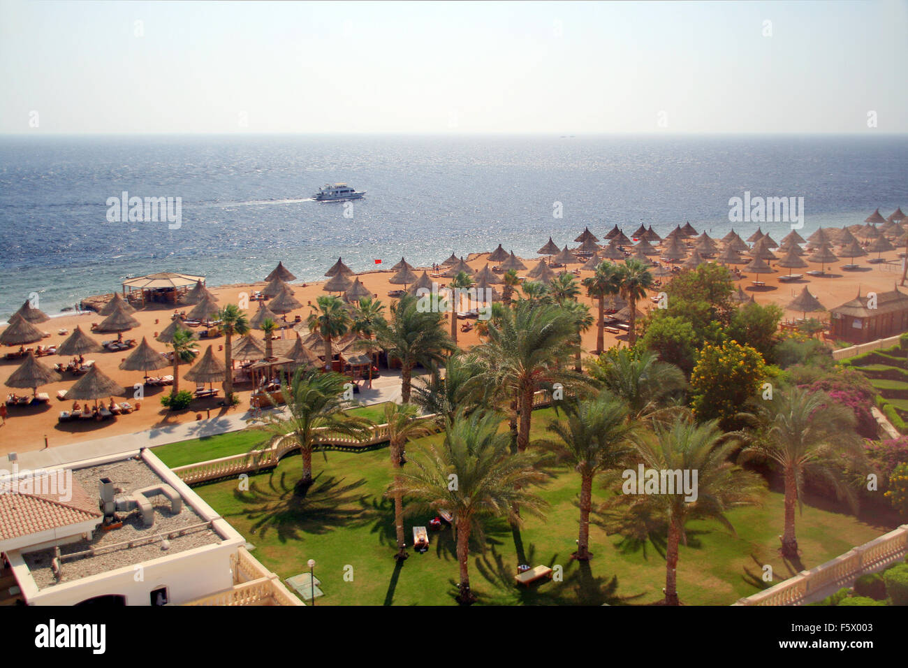 Tropical beach resort hi-res stock photography and images - Alamy