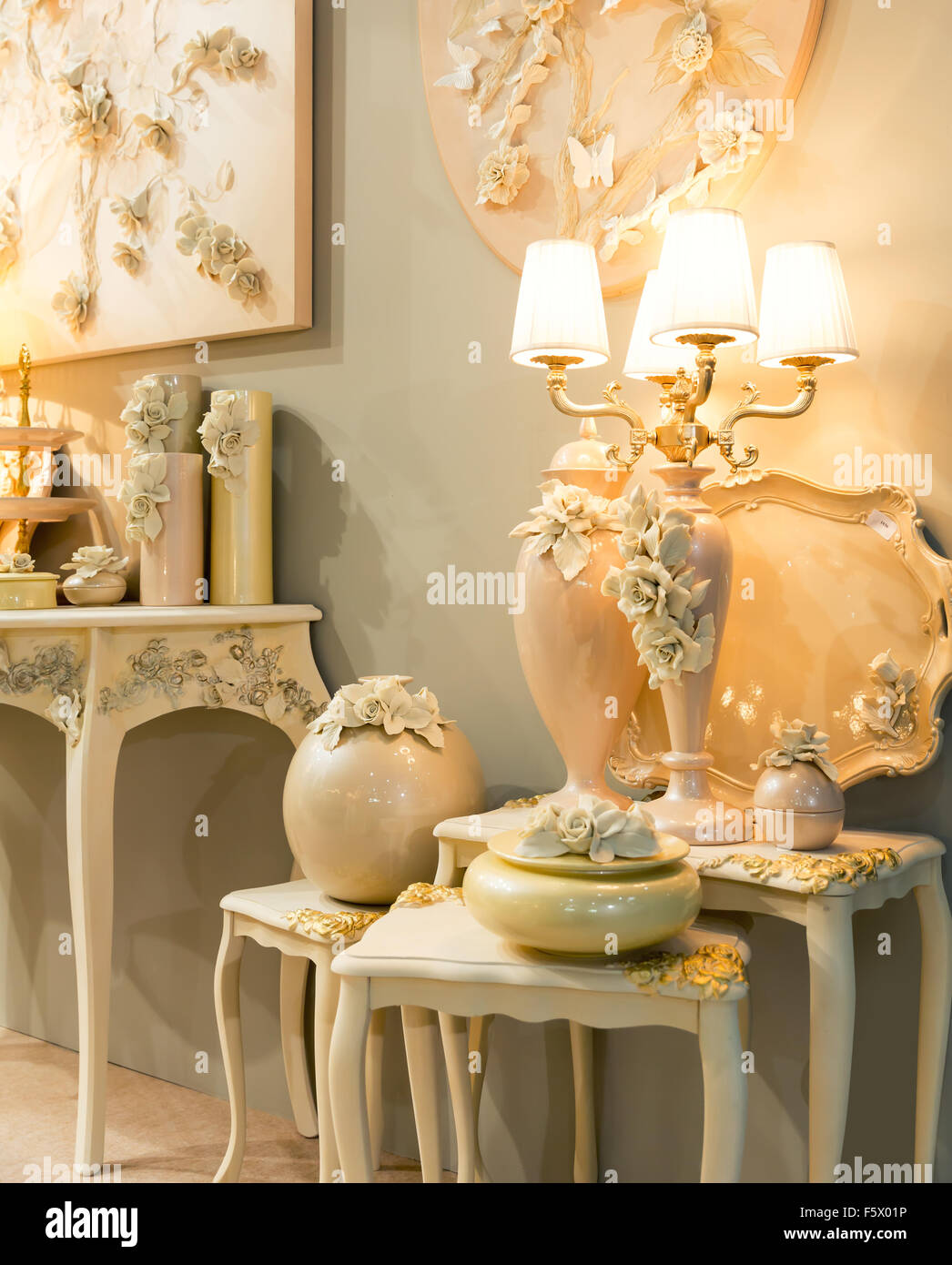 Room with lamps hi-res stock photography and images - Alamy