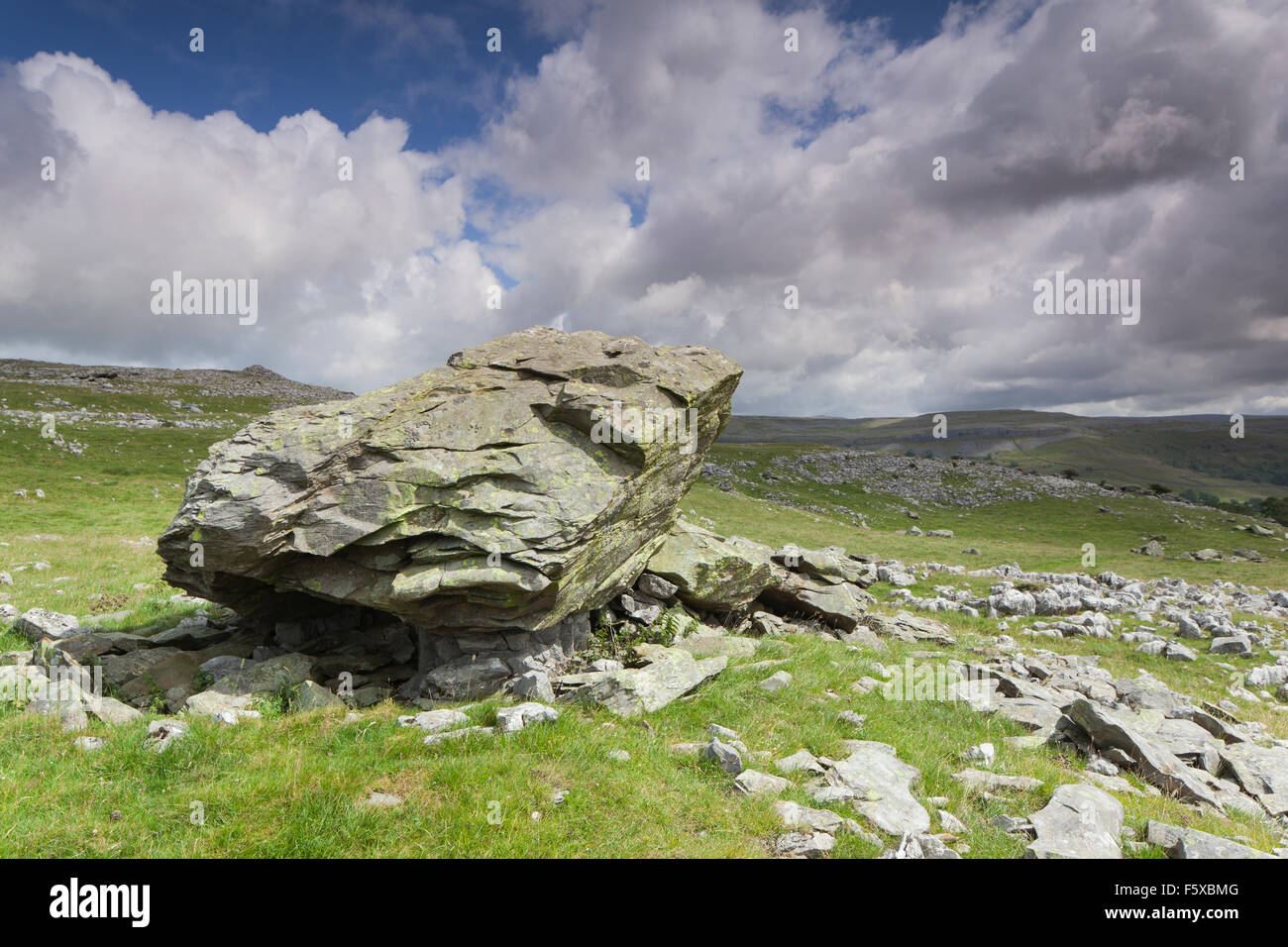 Glacial Erratic at Norber Brow, near the village of Austwick, Crummackdale, Yorkshire Dales, North Yorkshire, UK Stock Photo