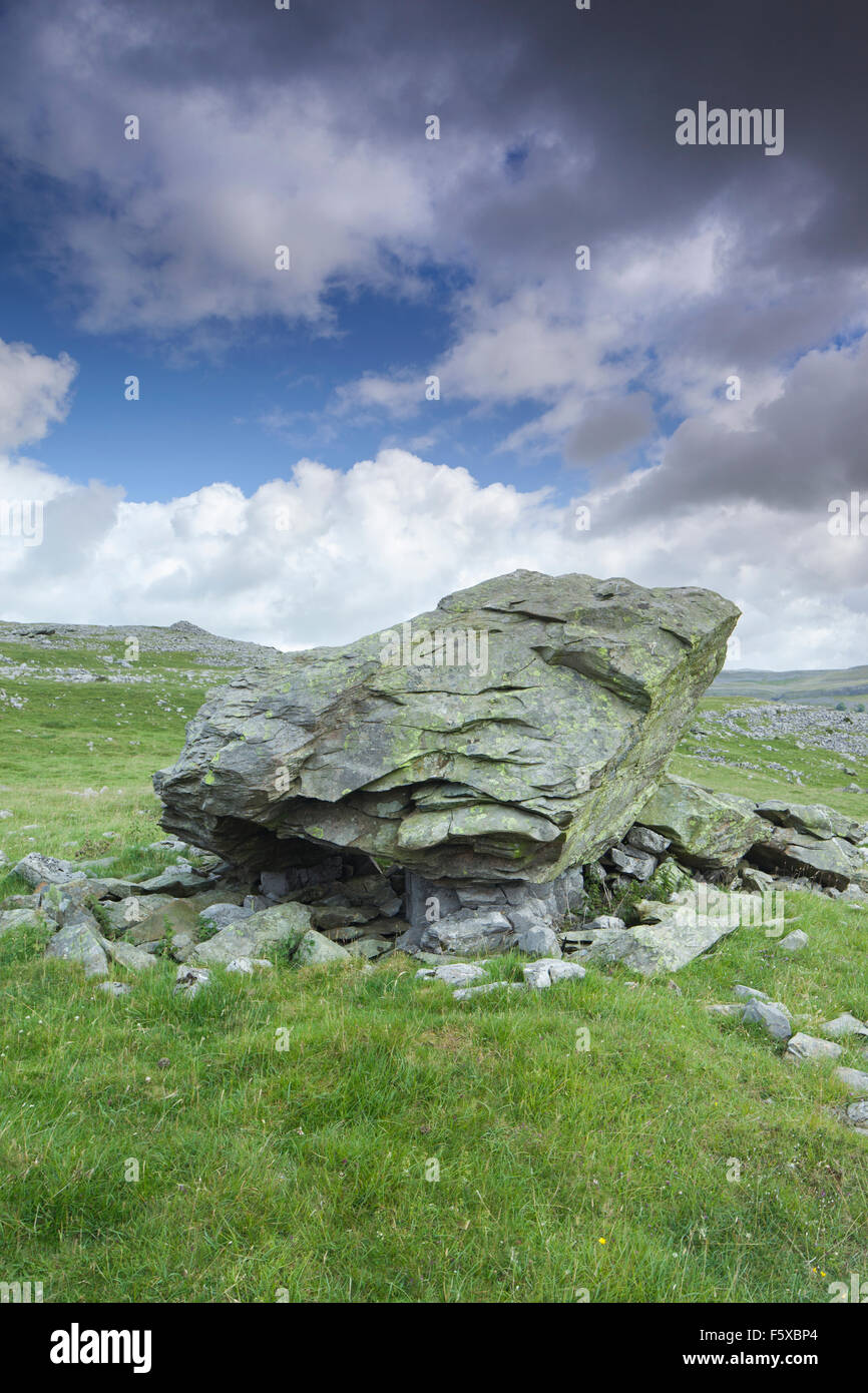 Glacial Erratics aka the 'Norber Boulders' at Norber Brow, above the village of Austwick, Yorkshire Dales, North Yorkshire, UK Stock Photo