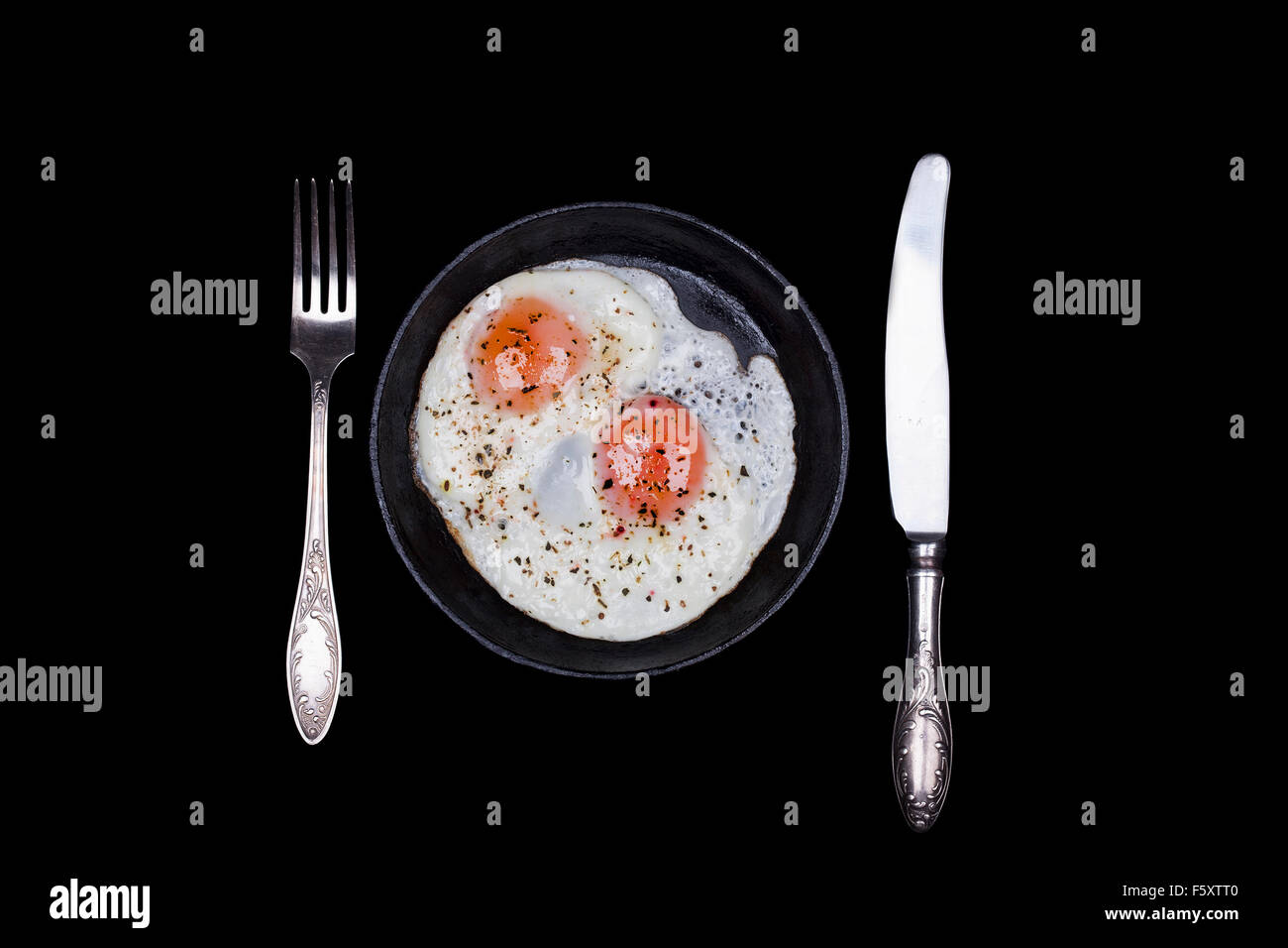 Scrambled eggs in iron skillet, top view isolated black Stock Photo Alamy