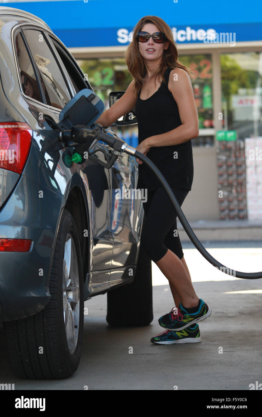 Twilight star Ashley Greene pumping her SUV with gas followed by a