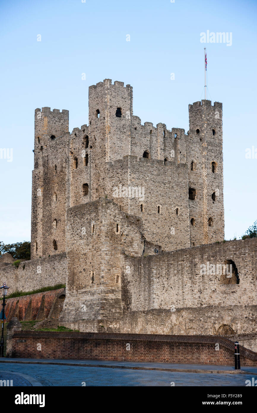 England, Rochester castle. Medieval east curtain outer wall and 12th century Mural tower with Norman keep behind. Good example of Norman architecture. Stock Photo
